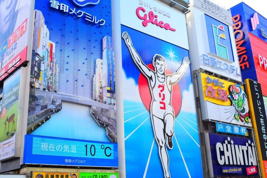 1-Day walking tour in Osaka:Castle, temples and Ukiyoe - Walking Through Shinsaibashi