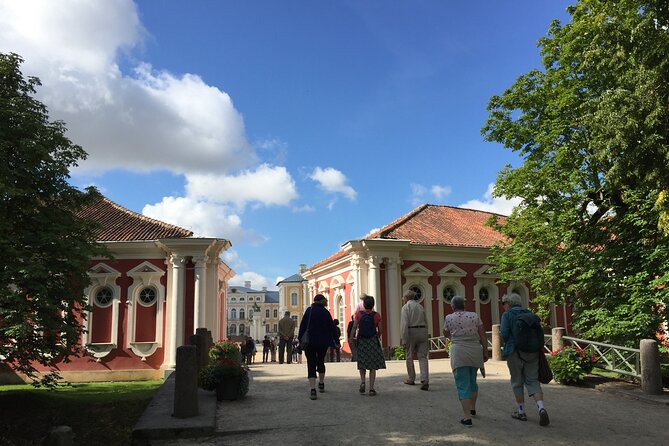 2 countries! Hill of Crosses, Rundale Palace and Bauska castle - Why this Riga day trip is worth your time