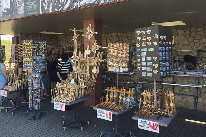 2 countries! Hill of Crosses, Rundale Palace and Bauska castle - Transport, timing, and the small-group advantage