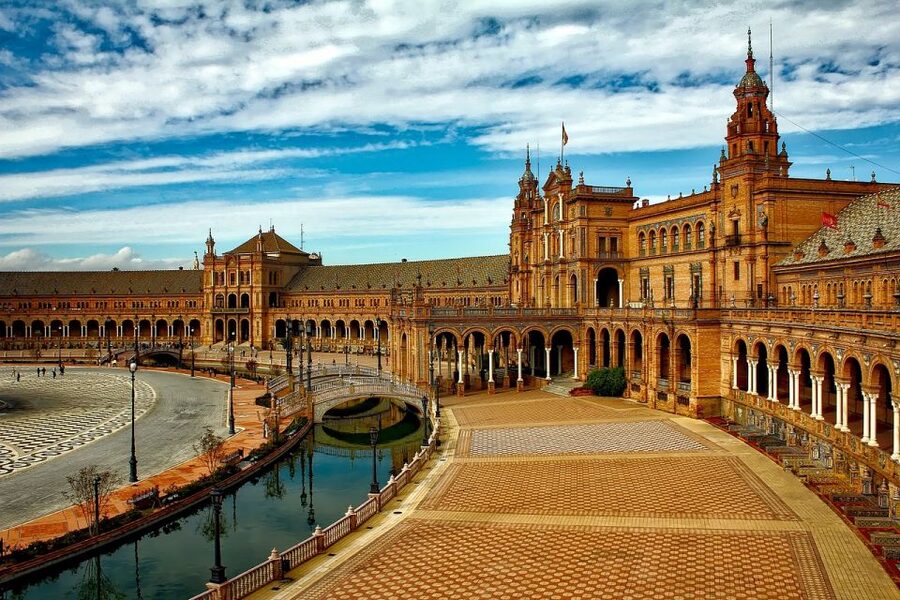 2-Hour Private Walking Tour in Alcazar of Seville - Entering the Alcázar with a private guide