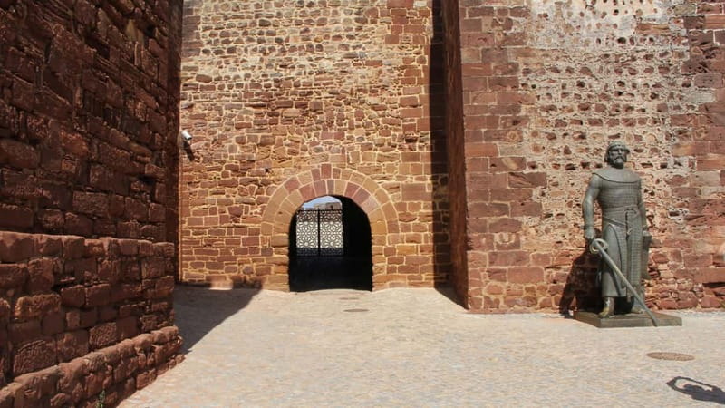 Albufeira: Silves Castle and Chapel of Bones, - The cathedral and Silves Old Town add local texture