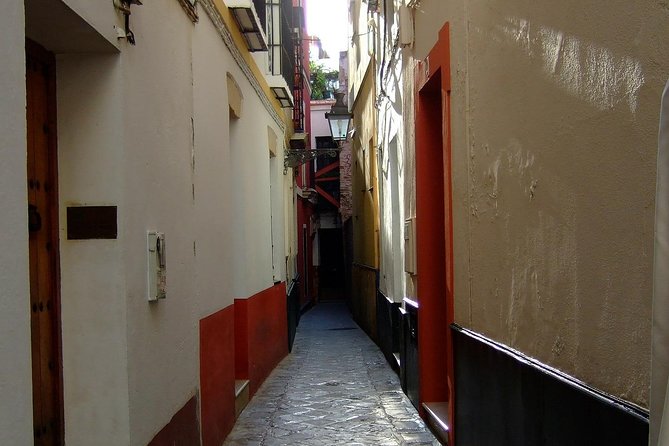 Alcázar and Jewish Quarter Guided Walking Tour in Seville - Walking through Santa Cruz and its former Jewish quarter