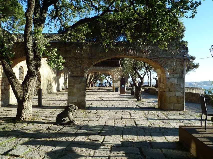 Alfama and the Castle of Saint George - Small Group Tour - Key points at a glance
