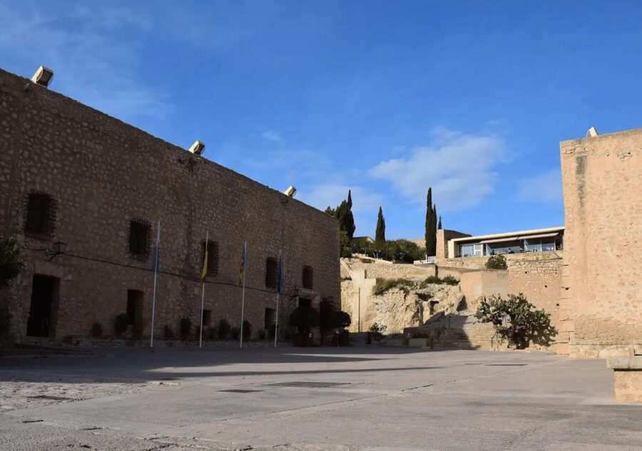 Alicante: Bullring and Castle Guided Tour with Taxi Transfer - Why this Alicante combination works