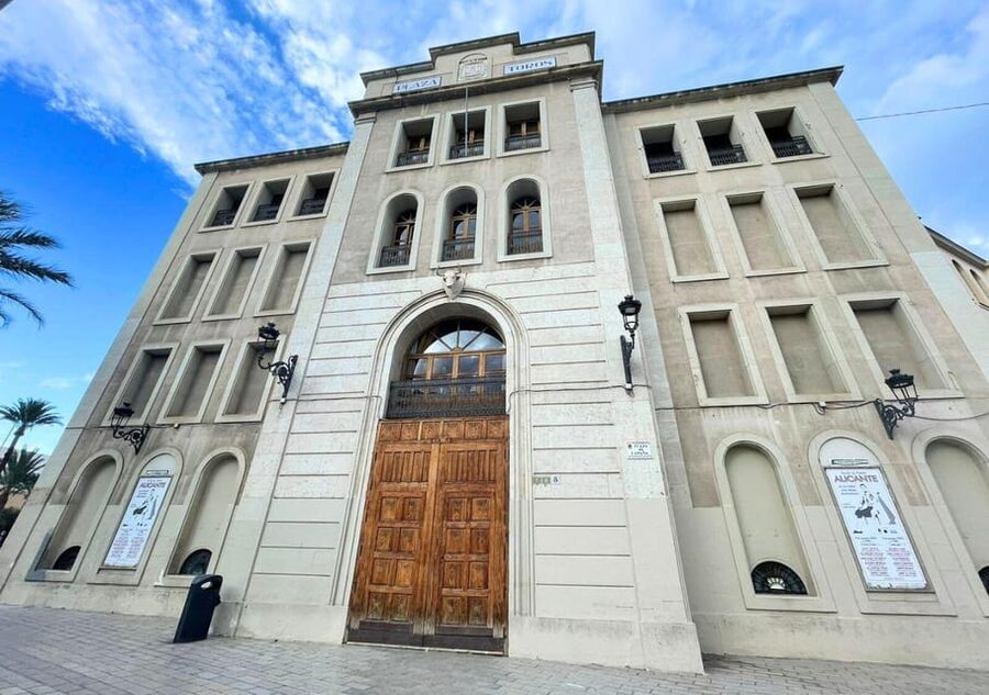 Alicante: Bullring and Castle Guided Tour with Taxi Transfer - Starting at the Puerta Grande