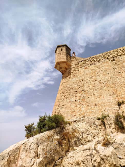 Alicante: Santa Bárbara Castle & Local Traditions Tour 3H - Walking down through Santa Cruz