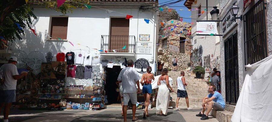 Alicante, Santa Pola, Benidorm: Castle & Village Guadalest - Local shops, tastings, and a café stop