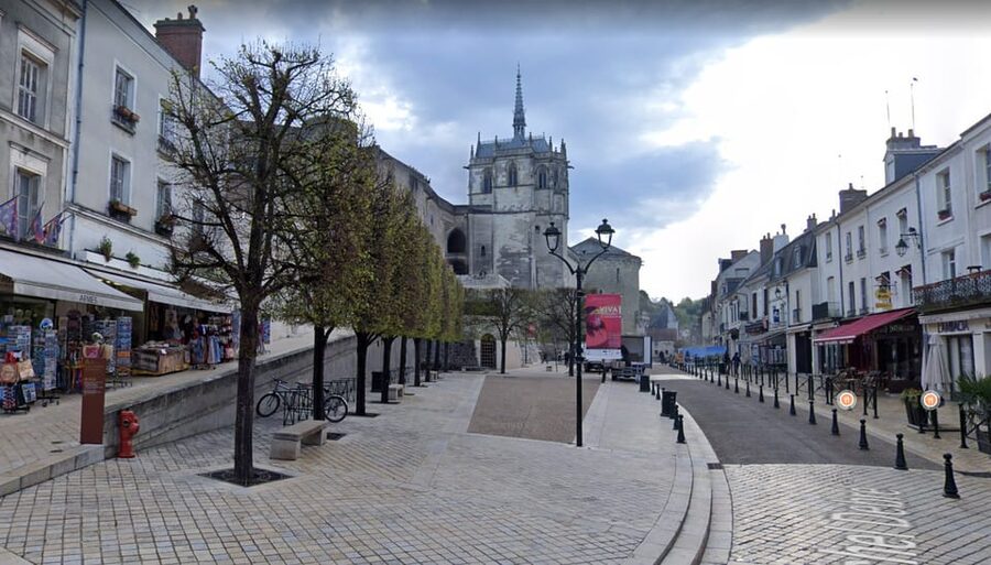 Amboise: Private Guided Tour of the Castle with Entry Ticket - What the two-hour schedule really allows