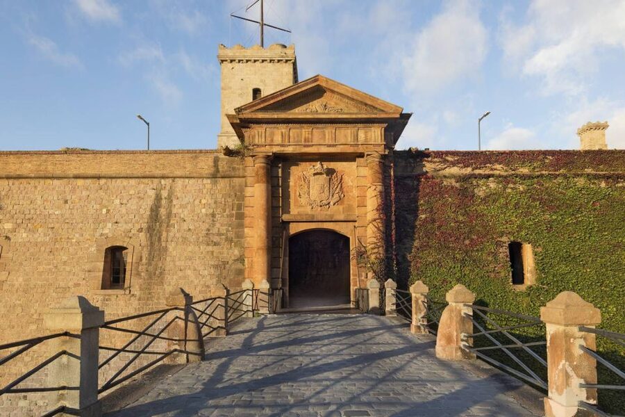 Barcelona Cable Car Sky Views, Magic Fountain & Castle Visit - Should you book the Montjuïc cable car and castle tour?