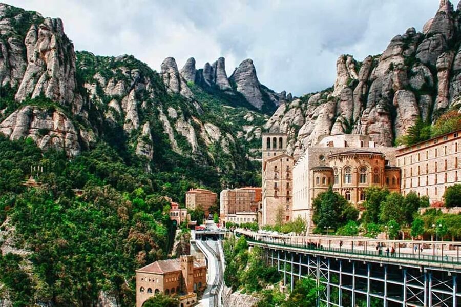 Barcelona: Monserrat, Castle and Salt Private Tour - Who Should Book This Catalonia Day Trip?