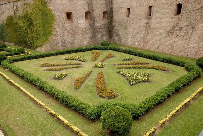 Barcelona: Old Town, Montjuic Castle, Cable Car Small Group Tour - Old Town Beginnings at Palau Moja