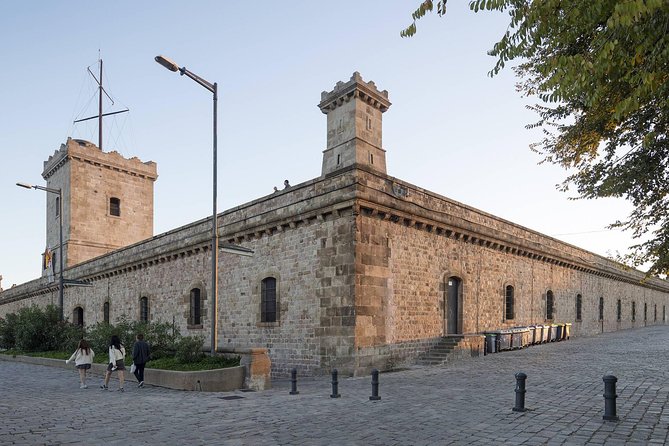 Barcelona: Old Town, Montjuic Castle, Cable Car Small Group Tour - A Small Group With Different Guide Styles