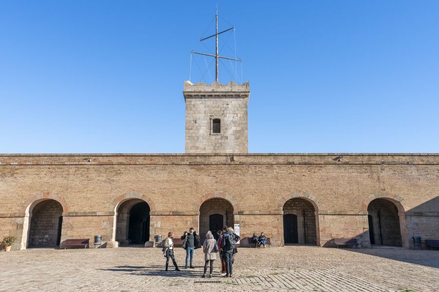 Barcelona: Walking tour with Montjuic Castle & Cable Car - Practical advice for making the day work
