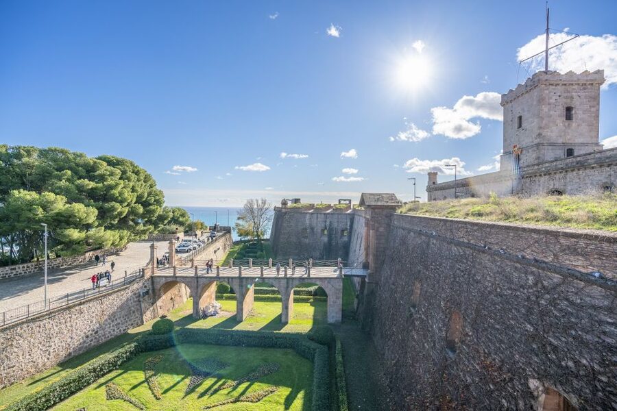 Barcelona: Walking tour with Montjuic Castle & Cable Car - The climb to Montjuïc by metro and funicular