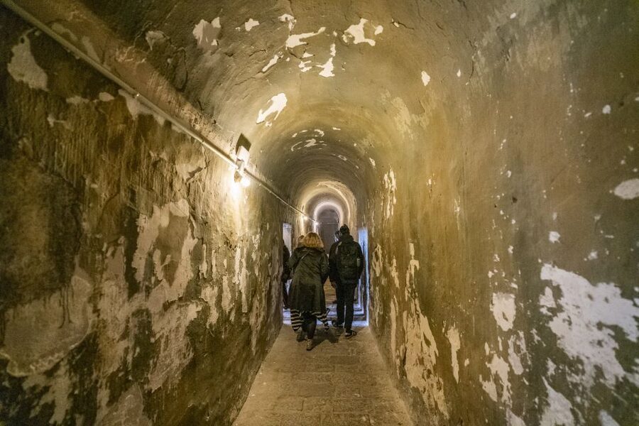 Barcelona: Walking tour with Montjuic Castle & Cable Car - Montjuïc Castle, dungeons, and the tower