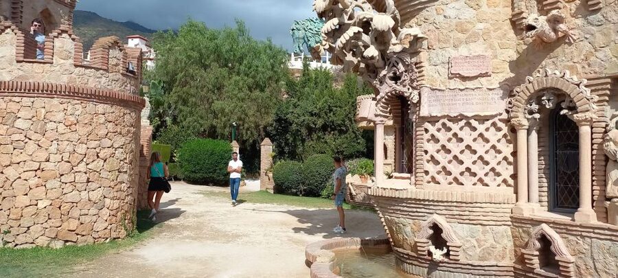Benalmadena: Colomares Castle Tour with Entry Ticket - Why Colomares Castle is different from a real castle