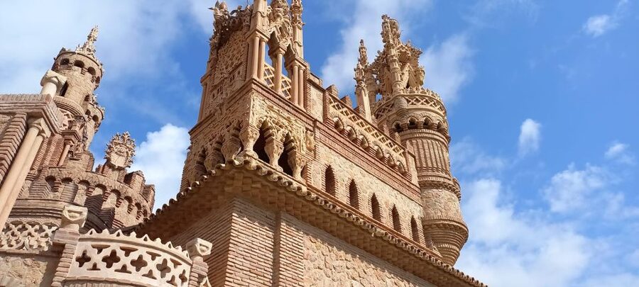 Benalmadena: Colomares Castle Tour with Entry Ticket - The first look: towers, arches, and Costa del Sol views