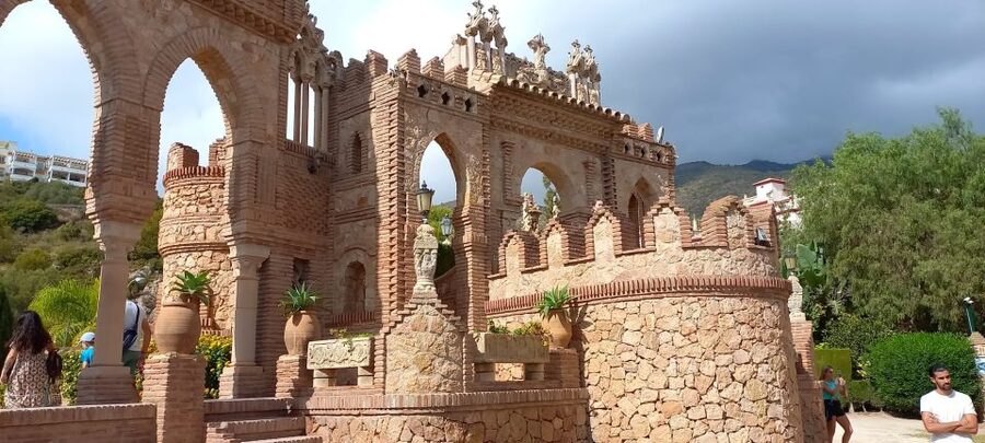Benalmadena: Colomares Castle Tour with Entry Ticket - The numbered details and hidden symbolism