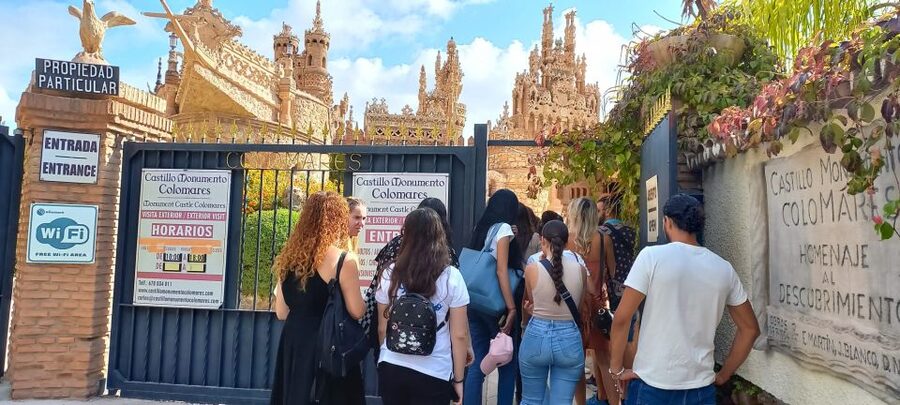 Benalmadena: Colomares Castle Tour with Entry Ticket - Meeting the guide at the Colomares entrance