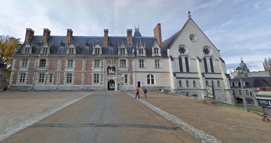 Blois: Private Tour of Blois Castle with Entry Tickets - Meeting your guide at Place du Château