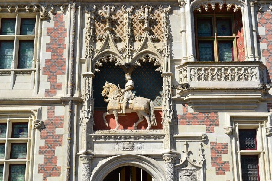 Blois: Private Tour of Blois Castle with Entry Tickets - Four architectural styles within Blois Castle