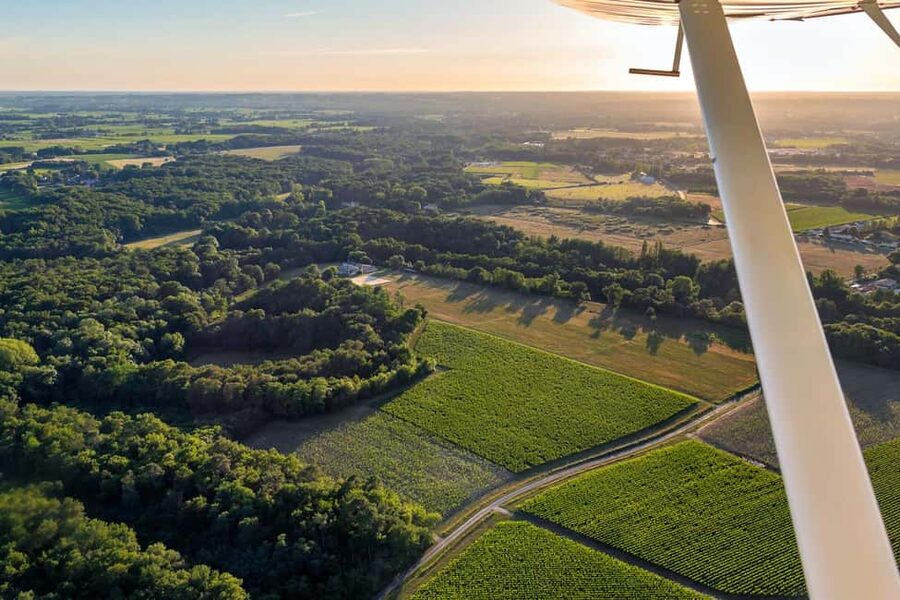 Bordeaux: Panoramic flight over vineyards and castles - Twenty minutes over the Gironde Department