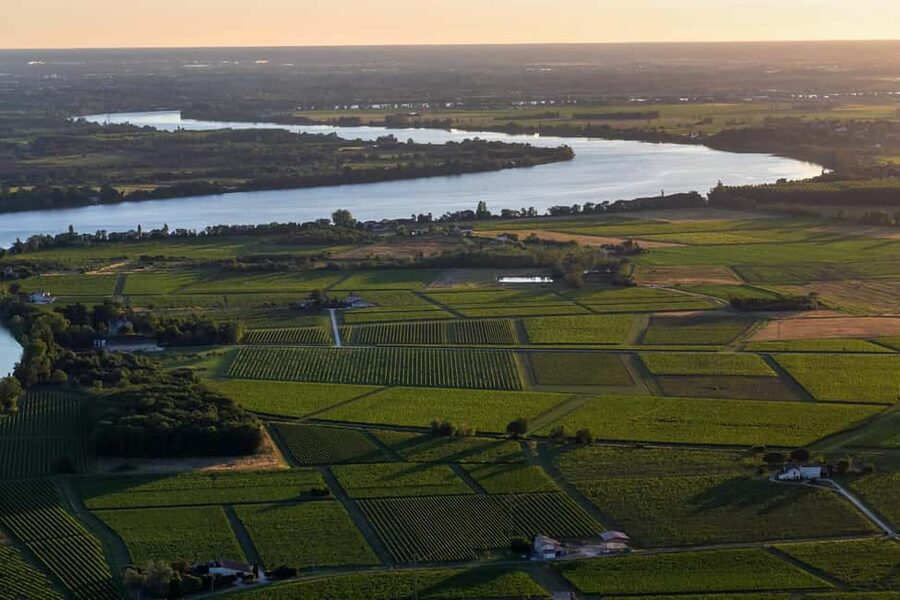 Bordeaux: Panoramic flight over vineyards and castles - What the pilot adds to the experience