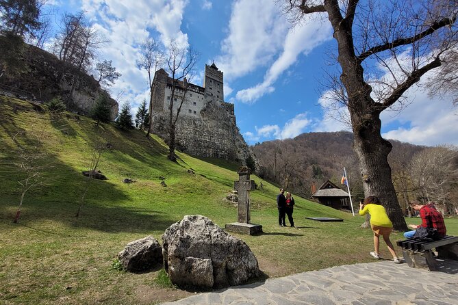 Bran Castle & Bear Sanctuary from Brasov - Optional Peles Castle - The 45-minute drive to Zarnesti
