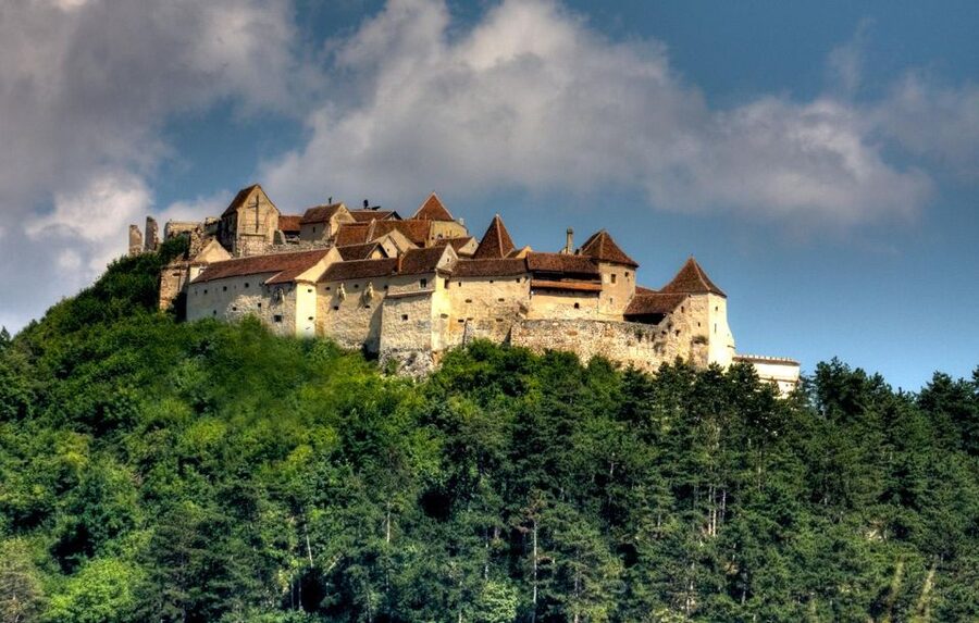Brasov: Bear Sanctuary, Dracula Castle, and Râşnov Fortress - Bran Castle: impressive building, complicated Dracula story
