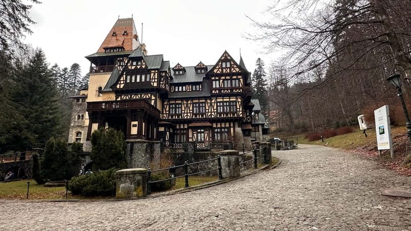 Brașov: Bran, Râșnov, and Peleș Castles Tour with Guide - Timing, crowds, and physical demands