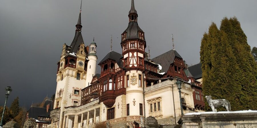 Brasov: Peles Castle, Bran Castle & Rasnov Fortress Day Tour - Bran Castle: beautiful walls and a famous legend