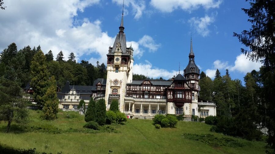 Brasov: Peles Castle, Bran Castle & Rasnov Fortress Day Tour - Lunch in Bran village and the day’s food plan