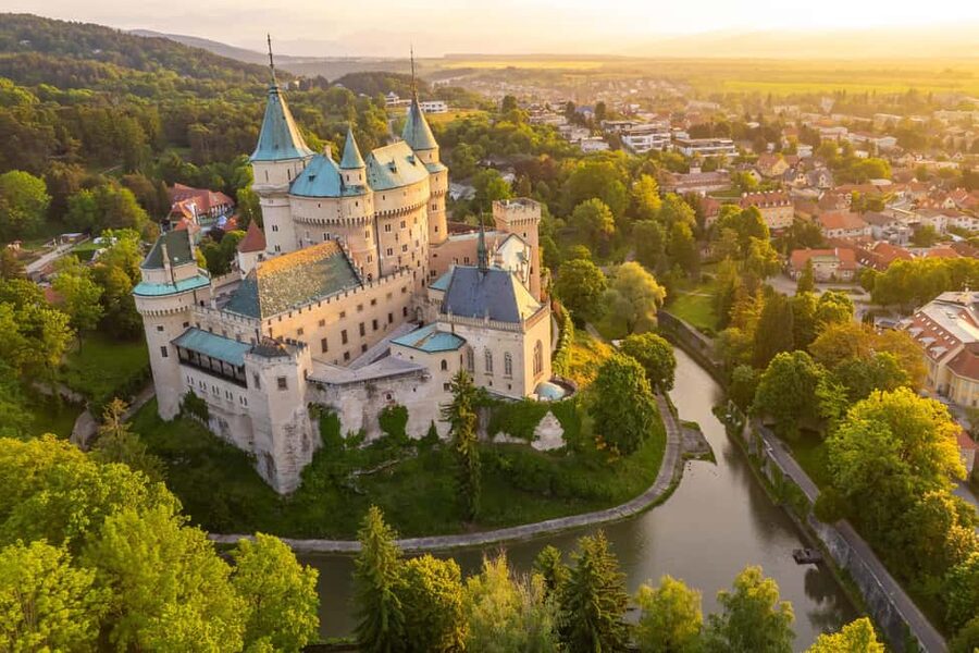 Bratislava: Slovakia Castle Photography Tour & Wine Tasting - Beckov adds ruins and a cliffside mood