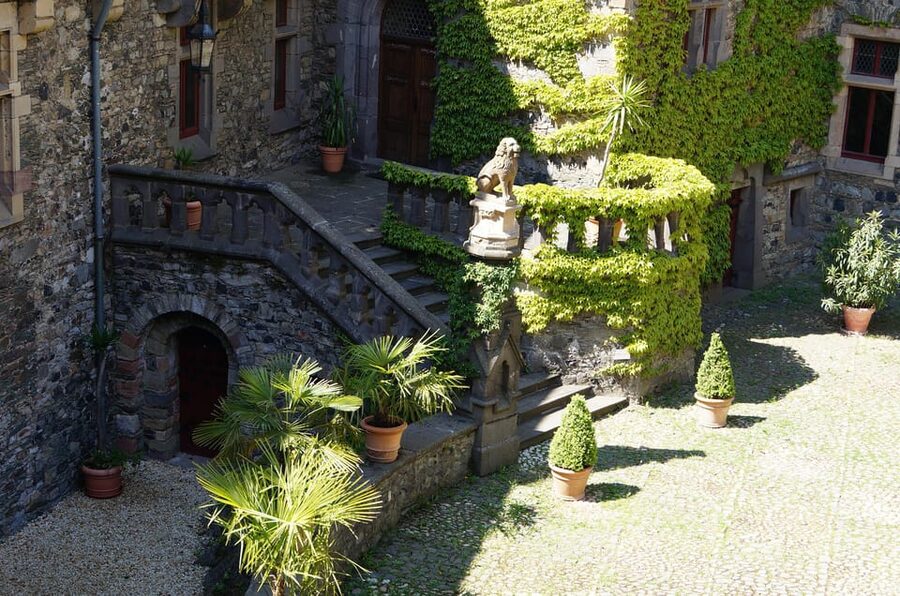 Braunfels: Guided Tour of the Fairytale Castle Braunfels - Paintings, vases, furniture, and old wall hangings