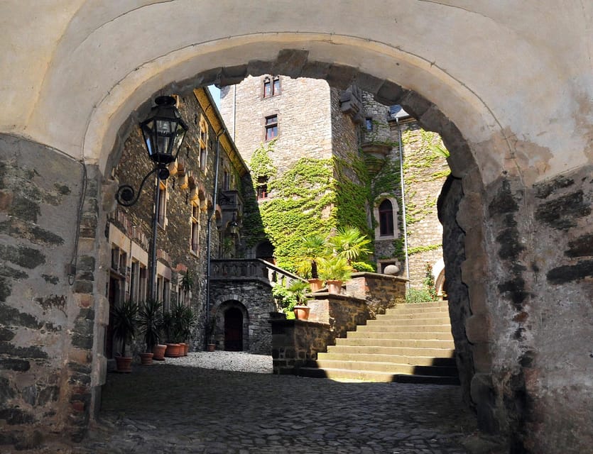 Braunfels: Guided Tour of the Fairytale Castle Braunfels - The courtyard sets the tone