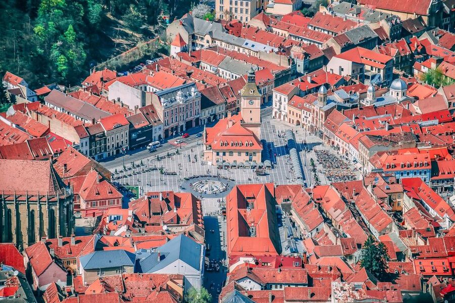 Bucharest: Day Trip to Dracula Castle, Peles Castle & Brașov - What the guides add to the experience