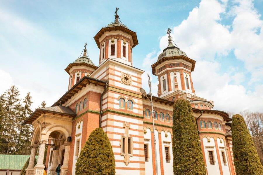 Bucharest: Dracula's Castle, Peleș Castle & Brașov Day Trip - The guide can make or break the long day