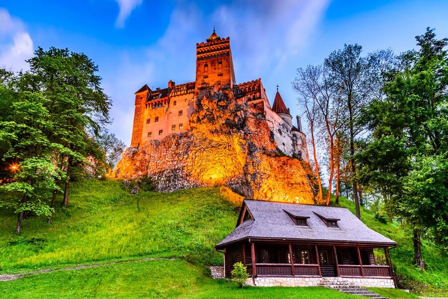 Bucharest: Dracula's Castle, Peles Castle, & Brasov Old Town - The day in five useful points