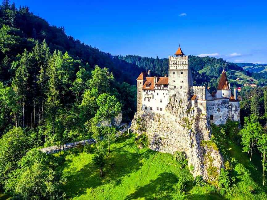 Bucharest: Peles Castle, Bran Castle, and Brasov Day Trip - The early start at Universitate