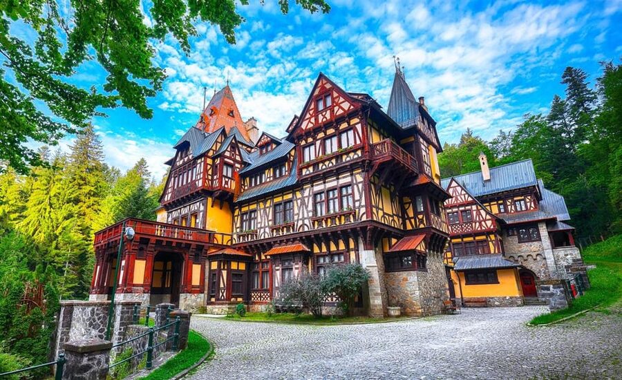 Bucharest: Peles Castle, Bran Castle, & Brasov Old Town Tour - The essential points before you book