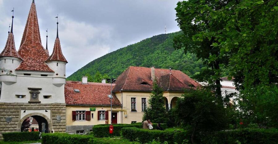 Bucharest: Peles Castle, Dracula's Castle and Brasov Tour - Brașov’s medieval center in 2.5 hours