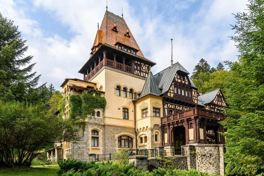 Bucharest: Peles & Dracula's Castle and Brasov Full-Day Trip - Brașov: a short walk through a medieval center