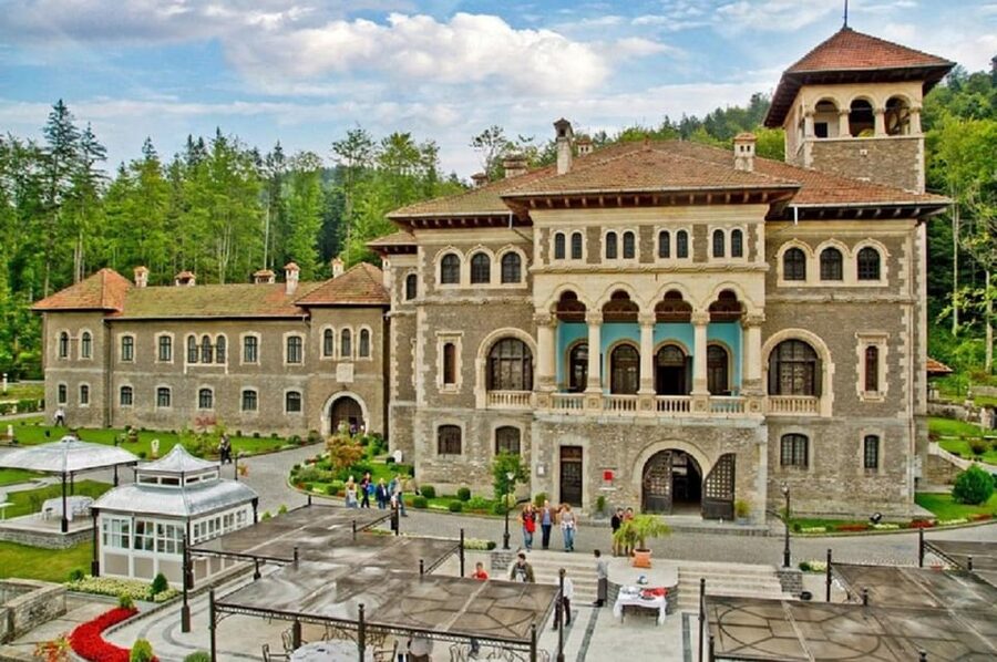Bucharest : Wednesday, Dracula & Peles 3 Castles Tour 1 Day - Food, breaks, and what to bring