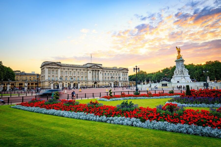 Buckingham Palace & Windsor Castle: Full-Day Tour - Two royal residences, two very different experiences