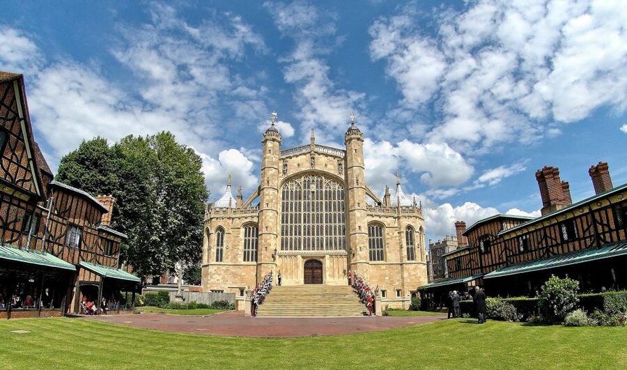 Buckingham Palace & Windsor Castle: Full-Day Tour - The walk and lunch break that shape the day