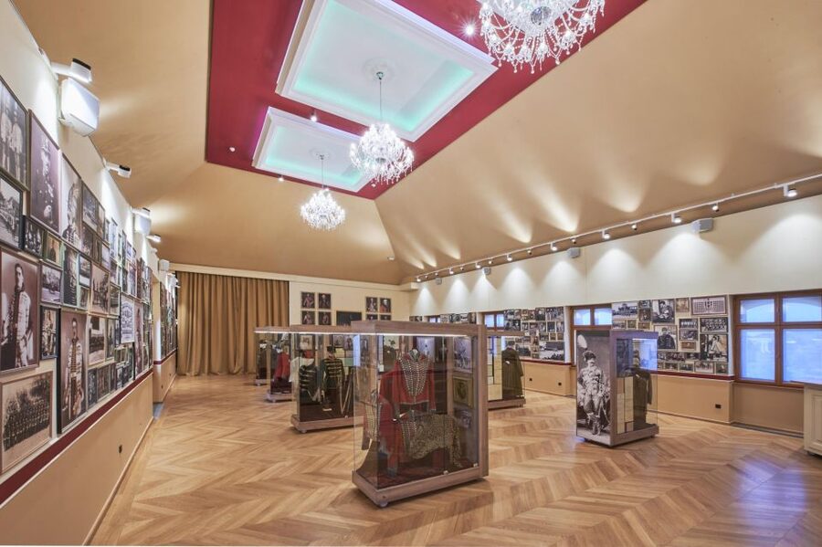 Buda Castle: Hungarian Delicacies & Historical Exhibition - Booking advice before you arrive