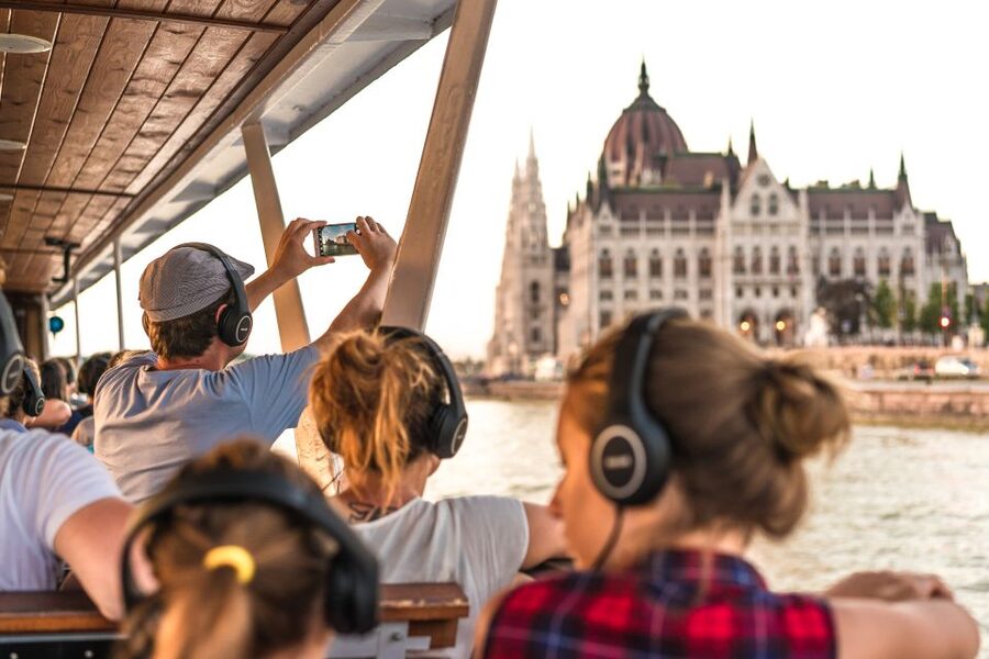 Budapest: 3-hour City Tour with Castle Walk + 1-hour Cruise - Who should book this experience?