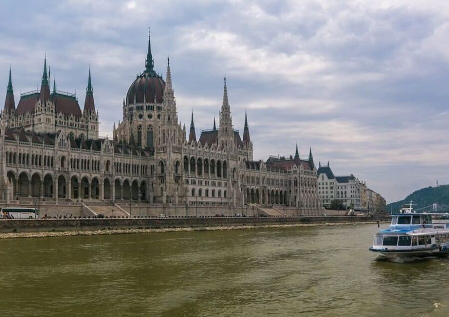 Budapest: 3-hour City Tour with Castle Walk + 1-hour Cruise - Heroes’ Square and the return through Pest