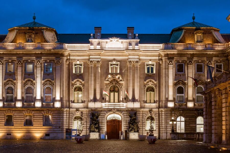 Budapest: Buda Castle Walk with Saint Stephen's Hall - Lion Courtyard and the story of destruction
