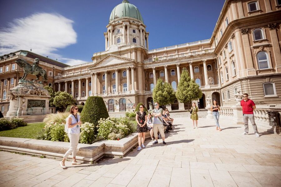 Budapest: Buda Castle Walk with Saint Stephen's Hall - Guides, headsets, and the quality of the storytelling